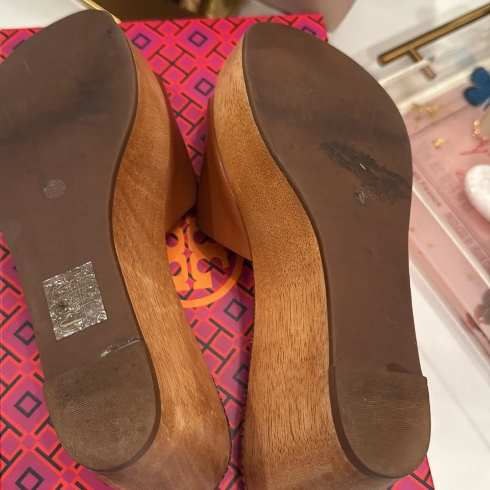 Tory Burch Brown Leather Patty Wedges. Size 7. - Picture 4 of 4